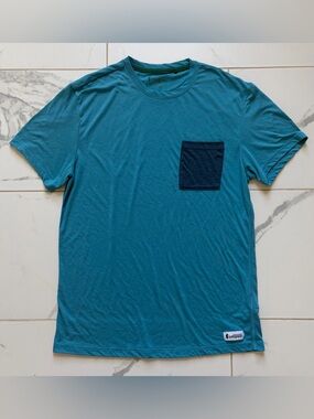 Cotopaxi Paseo Travel Pocket T-Shirt Tee Mens Size M Poolside Blue Green